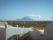 Tunisie vs Maroc : une nouvelle rivale dans le tourisme français Famille voyageant à la Tunisie ou au Maroc, des paysages de montagnes et de plage