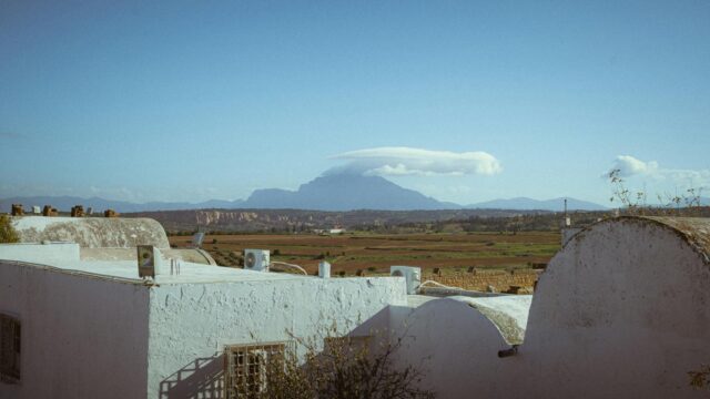 Famille voyageant à la Tunisie ou au Maroc, des paysages de montagnes et de plage
