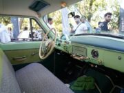 L’artisanat marocain au Salon Rétromobile 2026 de Paris : savoir-faire et éclats de lumières Artisan marocain présentant des pièces de mobilier à Salon Rétromobile 2026, Paris