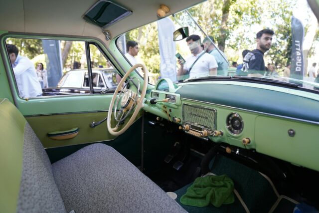 Artisan marocain présentant des pièces de mobilier à Salon Rétromobile 2026, Paris