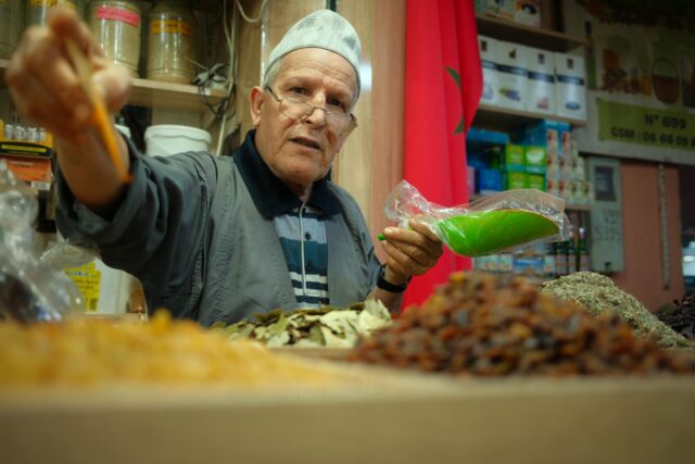 Le ministre français du Commerce Franck Riester discutant avec des responsables marocains en présence de sacs de blé