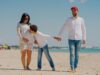 Le tourisme tunisien 2025 : Une nouvelle rivale du Maroc selon les médias français A family enjoying a beach vacation in Tunisia, a new tourist competitor to Morocco