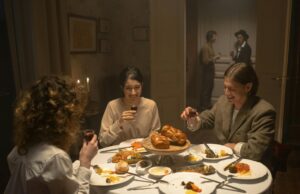Carême et Ramadan : la cuisine comme pont entre les religions Famille juive, musulmane et chrétienne partageant une table de Carême et Ramadan