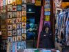 Comment gérer efficacement les factures élevées de l’opéra-mobile en vacances au Maroc Traveler using mobile phone at Moroccan marketplace