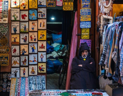 Comment gérer efficacement les factures élevées de l’opéra-mobile en vacances au Maroc Traveler using mobile phone at Moroccan marketplace