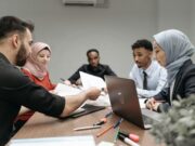 Le Code de la famille marocain s’ouvre à la garde partagée : quelles implications pour les familles? Maroccan parents discussing shared custody at a table