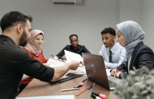Le Code de la famille marocain s’ouvre à la garde partagée : quelles implications pour les familles? Maroccan parents discussing shared custody at a table