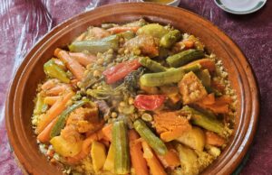 Les 10 spécialités culinaires algériennes incontournables à essayer Family enjoying a plate of traditional Algerian couscous