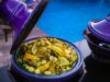 Ragoût aux patates douces et poulet : la recette marocaine emblématique Family gathering around a Moroccan sweet potato and chicken stew cooked over an open fire