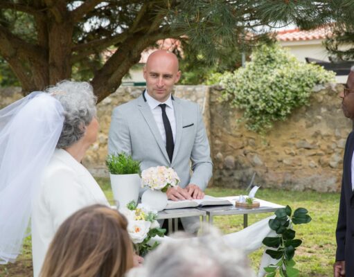 Le mariage traditionnel maghrébin évolue : découvrez les dernières tendances au salon de Chasseneuil-du-Poitou Maghrebin couple at traditional wedding trends exhibition in Chasseneuil-du-Poitou