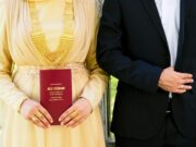 Transcription des mariages coutumiers et religieux en Burkina Faso : une nouvelle étape vers l’égalité Couple marié en Burkina Faso présentant leur certificat de mariage officiel