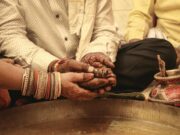 Ce n’est pas juste beau à voir, c’est profondément humain : la découverte d’un mariage en Inde Hindu wedding ceremony in India with colorfully dressed bride and groom surrounded by family and friends