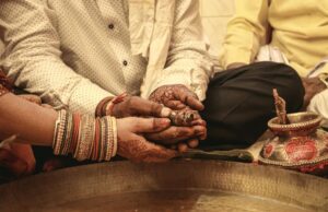Ce n’est pas juste beau à voir, c’est profondément humain : la découverte d’un mariage en Inde Hindu wedding ceremony in India with colorfully dressed bride and groom surrounded by family and friends