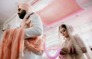 Associer les rituels sikhs à la tradition locale pour une cérémonie de mariage unique en Bali : un exemple inspirant Sikh groom and Balinese bride at a colorful outdoor wedding in Bali