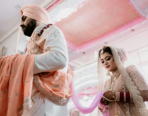 Associer les rituels sikhs à la tradition locale pour une cérémonie de mariage unique en Bali : un exemple inspirant Sikh groom and Balinese bride at a colorful outdoor wedding in Bali