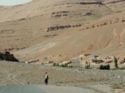 Découvrez la cuisine berbère dans les Atlas au Maroc Famille rassemblée autour d'une table avec des plats traditionnels de la cuisine berbère dans les Atlas au Maroc