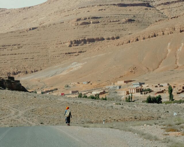 Famille rassemblée autour d'une table avec des plats traditionnels de la cuisine berbère dans les Atlas au Maroc