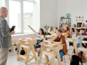 L’enseignement inclusif pour enfants polyhandicapés : une école unique en Deux-Sèvres Enfants polyhandicapés en classe à l'école unique de Sainte-Gemme-la-Plaine, Deux-Sèvres