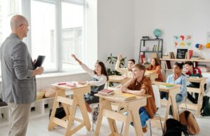 L’enseignement inclusif pour enfants polyhandicapés : une école unique en Deux-Sèvres Enfants polyhandicapés en classe à l'école unique de Sainte-Gemme-la-Plaine, Deux-Sèvres