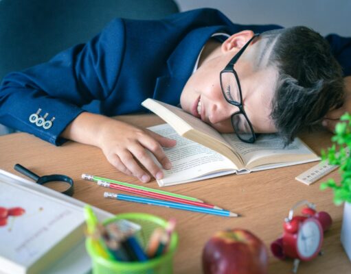 Propositions du Ministre de l’Éducation pour mieux respecter le sommeil des enfants Ministre de l'Éducation présentant ses propositions pour le sommeil des enfants