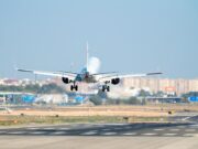 Kérosène : la suppression des vols Royal Air Maroc et les inquiétudes pour le tourisme marocain Empty Royal Air Maroc aircraft on runway amid kerosene crisis impacting Moroccan tourism