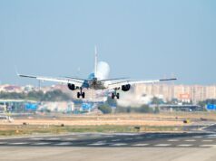 Kérosène : la suppression des vols Royal Air Maroc et les inquiétudes pour le tourisme marocain Empty Royal Air Maroc aircraft on runway amid kerosene crisis impacting Moroccan tourism