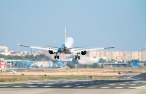 Kérosène : la suppression des vols Royal Air Maroc et les inquiétudes pour le tourisme marocain Empty Royal Air Maroc aircraft on runway amid kerosene crisis impacting Moroccan tourism