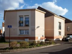 Maghreb–France : L’évolution démographique et l’immigration en France Maghrebin family living in France with a map of Maghreb and France