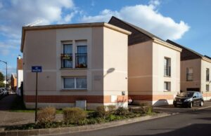 Maghreb–France : L’évolution démographique et l’immigration en France Maghrebin family living in France with a map of Maghreb and France