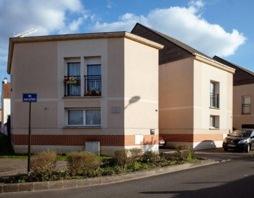 Maghreb–France : L’évolution démographique et l’immigration en France Maghrebin family living in France with a map of Maghreb and France