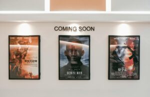 Derrière les palmiers : le film franco-marocain controversé décrit par les critiques Poster du film franco-marocain Derrière les palmiers suscitant une polémique