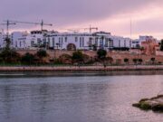 L’ONU inaugure un nouveau bureau stratégique pour le tourisme à Rabat : une opportunité inespérée pour le Maghreb L'ONU inaugure un nouveau bureau de développement du tourisme à Rabat - Une femme d'affaires en train de discuter avec des of