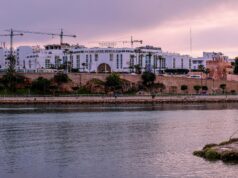 L’ONU inaugure un nouveau bureau stratégique pour le tourisme à Rabat : une opportunité inespérée pour le Maghreb L'ONU inaugure un nouveau bureau de développement du tourisme à Rabat - Une femme d'affaires en train de discuter avec des of