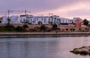 L’ONU inaugure un nouveau bureau stratégique pour le tourisme à Rabat : une opportunité inespérée pour le Maghreb L'ONU inaugure un nouveau bureau de développement du tourisme à Rabat - Une femme d'affaires en train de discuter avec des of