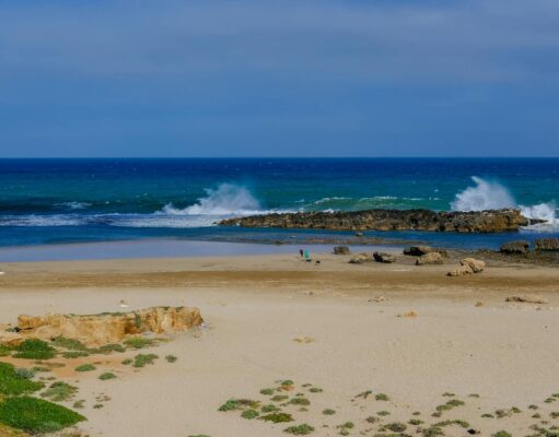 Transition écologique du tourisme : Le Maroc dans le programme iCOAST Woman enjoying eco-friendly Moroccan beach resort in iCOAST program