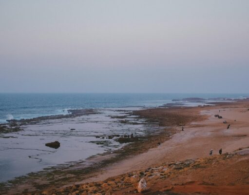 Le Maroc : la destination majeure en Afrique pour les touristes Famille qui visite une plage magnifique au Maroc