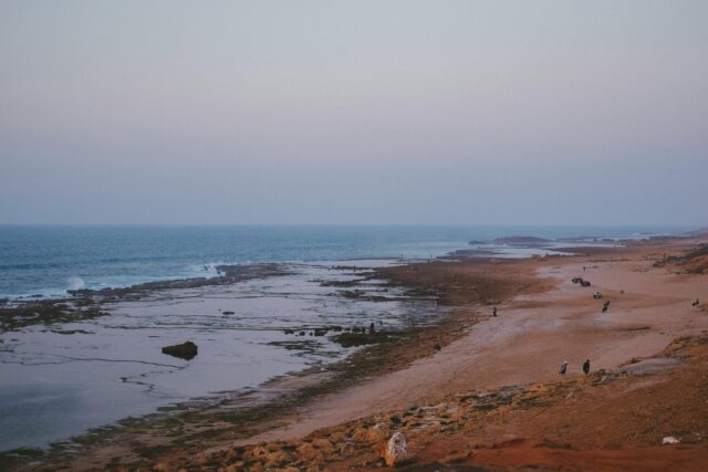 Famille qui visite une plage magnifique au Maroc