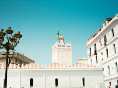 Découvrez les nouvelles destinations touristiques en Algérie pour l’été Family exploring new tourist destinations in Algeria this summer