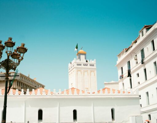 Découvrez les nouvelles destinations touristiques en Algérie pour l’été Family exploring new tourist destinations in Algeria this summer