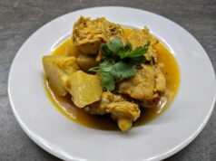 Ragoût marocain aux patates douces et poulet : la recette idéale quand on a des restes dans le frigo Authentic Moroccan sweet potato and chicken stew with flavorful spices simmering in a large pot