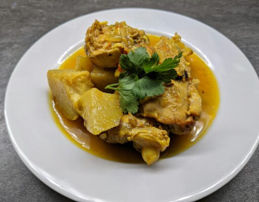 Ragoût marocain aux patates douces et poulet : la recette idéale quand on a des restes dans le frigo Authentic Moroccan sweet potato and chicken stew with flavorful spices simmering in a large pot