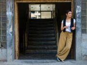 Styles modernes pour femme maghrébine : entre tradition et mode contemporaine Maghrebin woman in contemporary outfit, blending traditional accessories and modern clothing