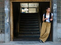 Styles modernes pour femme maghrébine : entre tradition et mode contemporaine Maghrebin woman in contemporary outfit, blending traditional accessories and modern clothing