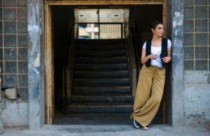Styles modernes pour femme maghrébine : entre tradition et mode contemporaine Maghrebin woman in contemporary outfit, blending traditional accessories and modern clothing