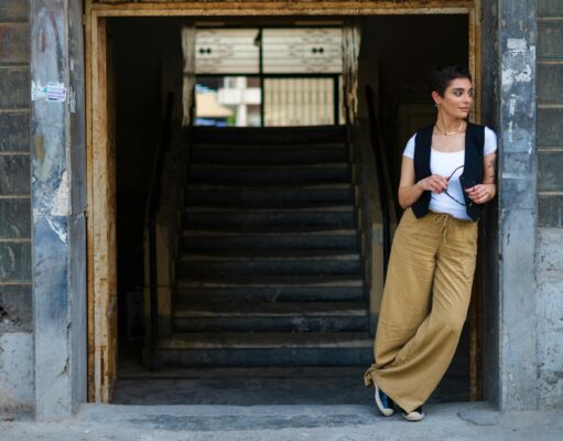 Styles modernes pour femme maghrébine : entre tradition et mode contemporaine Maghrebin woman in contemporary outfit, blending traditional accessories and modern clothing