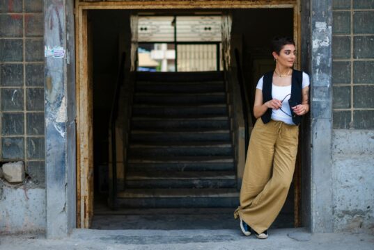 Styles modernes pour femme maghrébine : entre tradition et mode contemporaine Maghrebin woman in contemporary outfit, blending traditional accessories and modern clothing