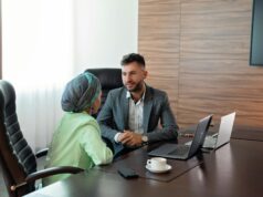 Le ministre de la Culture marocain Medhi Bensaid et la Coupe du monde 2030 : une opportunité pour montrer le royaume aux yeux du monde Maroccan Culture Minister Medhi Bensaid at the World Cup 2030 stadium, engaging with international delegates
