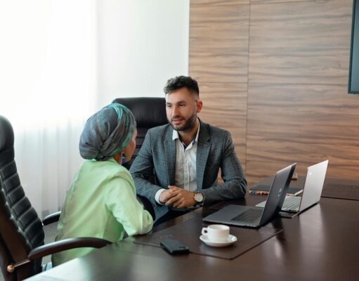 Le ministre de la Culture marocain Medhi Bensaid et la Coupe du monde 2030 : une opportunité pour montrer le royaume aux yeux du monde Maroccan Culture Minister Medhi Bensaid at the World Cup 2030 stadium, engaging with international delegates