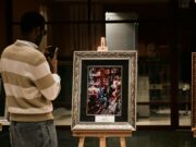 Culture et diversité au Maroc : découvrez les scènes culturelles exceptionnelles Famille visite une exposition traditionnelle marocaine