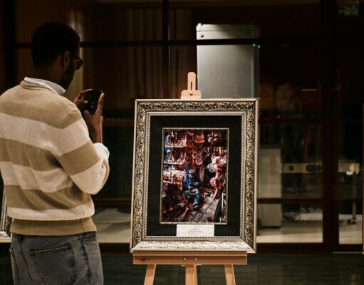 Culture et diversité au Maroc : découvrez les scènes culturelles exceptionnelles Famille visite une exposition traditionnelle marocaine